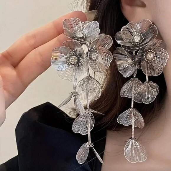 Silver Drop kate Middleton Statement Earrings!!!! NWOT!!!! - Picture 1 of 5